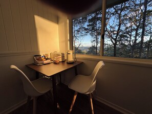 Cabaña Deluxe, 1 cama Queen size, balcón, vista a la montaña | Comedor