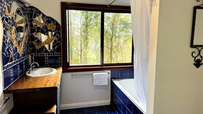 Dobbeltrom – deluxe, 1 queensize-seng, balkong, fjellutsikt | Bad | Dype avslapningsbadekar og dusjhode med hydromassaje
