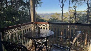 Kabin Deluks, 1 Tempat Tidur Queen, balkon, pemandangan gunung | Ruang makan