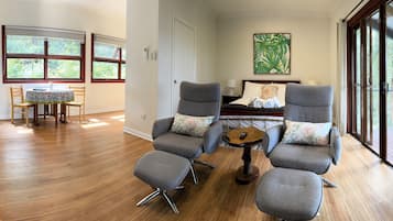 Kamar Double Deluks, 1 Tempat Tidur Queen, balkon, pemandangan gunung | Area keluarga | Smart TV, perapian, Netflix, dan buku