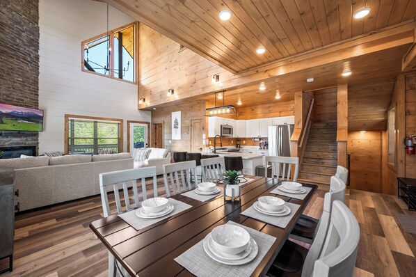 Interior - 3 King/Indoor Pool/Hot Tub/Game Room/Pet Friendly (Pigeon Forge)