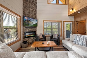 Smart TV, fireplace, video games, table football - 3 King/Indoor Pool/Hot Tub/Game Room/Pet Friendly (Pigeon Forge)