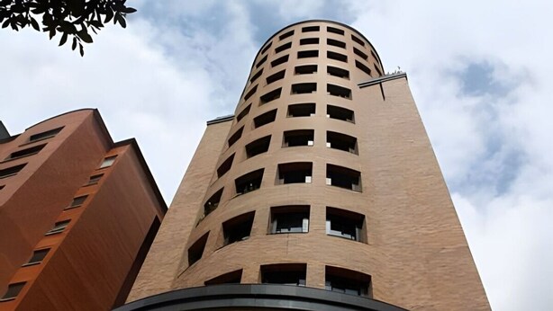 A tall, cylindrical building with a curved facade and multiple balconies. The name "ARQUES PLAZA" is visible at the base. - BEAUTIFUL APARTMENT IN THE BEST SECTOR OF QUITO (Quito)
