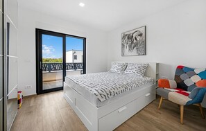 4 chambres, coffres-forts dans les chambres, lit parapluie