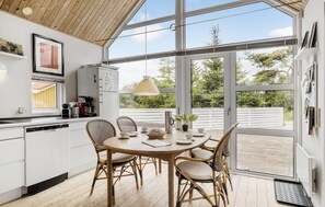 Fridge, stovetop, dishwasher, coffee/tea maker - 2 bedroom stunning home in Hals (Hals)