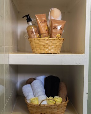 Haartrockner, Handtücher, Seife, Toilettenpapier