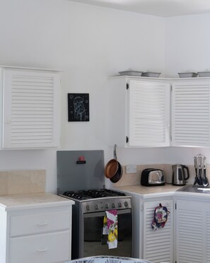 Geladeira, cooktop, cafeteira/chaleira, chaleira elétrica