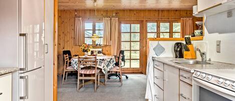 Kühlschrank, Herdplatte, Wasserkocher mit Kaffee-/Teezubehör