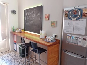 Comfort appartement, 3 slaapkamers, niet-roken, balkon | Privékeuken | Een koelkast met diepvriezer, een oven, een kookplaat, een blender