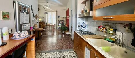 Apartament Comfort, 3 dormitoris, no fumadors, balcó | Cuina privada | Frigorífic gran, forn, placa de cuina i liquadora