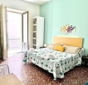 Comfort Apartment, 3 Bedrooms, Non Smoking, Balcony | Individually decorated, individually furnished, desk, iron/ironing board - Central Station House Cettina (Catania)