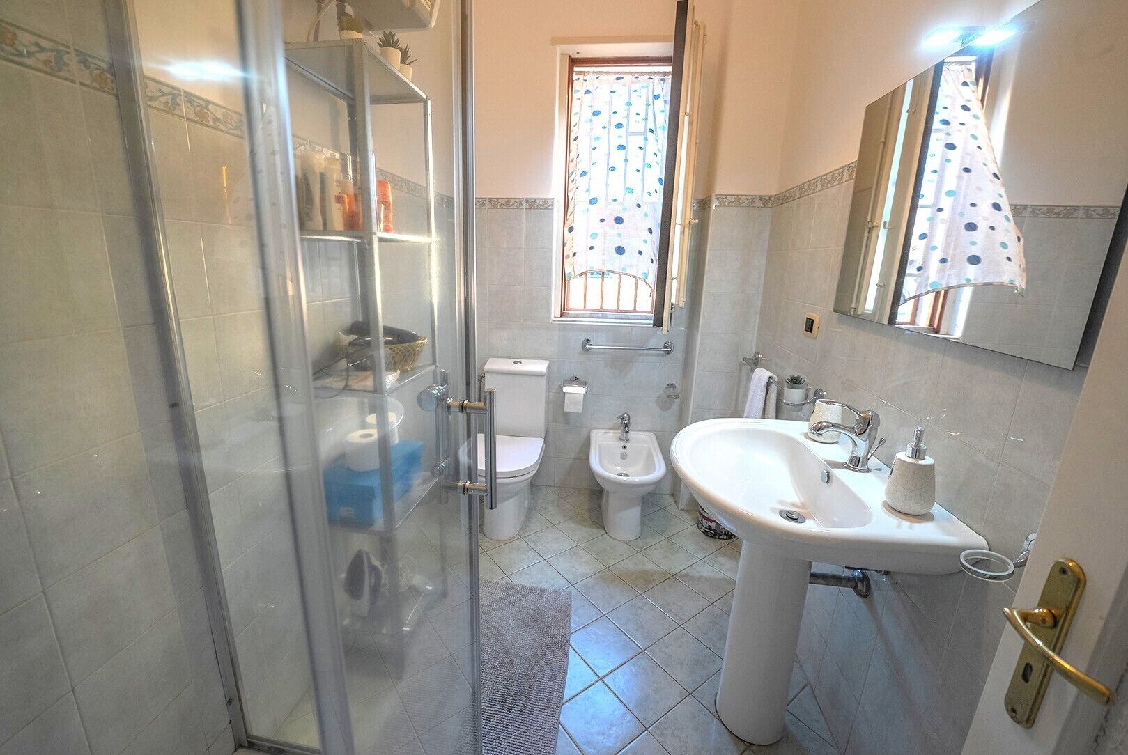 Appartement Confort, 3 chambres, non-fumeurs, balcon | Salle de bain | Articles de toilette gratuits, sèche-cheveux, peignoirs, bidet