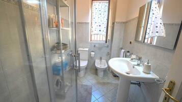 Appartement Confort, 3 chambres, non-fumeurs, balcon | Salle de bain | Articles de toilette gratuits, sĂšche-cheveux, peignoirs, bidet