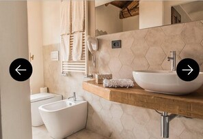 Deluxe-Studiosuite, Balkon, Hügelblick | Badezimmer | Hausschuhe, Bidet, Handtücher, Seife