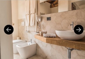 Deluxe-Studiosuite, Balkon, Hügelblick | Badezimmer | Hausschuhe, Bidet, Handtücher, Seife