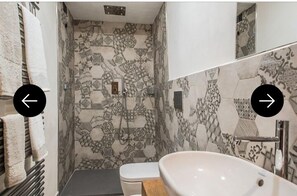 Classic Room | Bathroom | Slippers, bidet, towels, soap - Antico Tralcio bed and breakfast  (Antignano)
