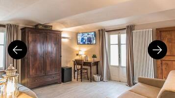 Kamar Double Comfort, balkon, pemandangan bukit | Seprai katun Mesir, seprai premium, selimut bulu angsa, dan busa memori