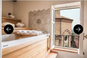 Deluxe-Studiosuite, Balkon, Hügelblick | Badezimmer | Hausschuhe, Bidet, Handtücher, Seife