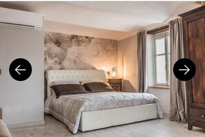 Deluxe-Studiosuite, Balkon, Hügelblick | Badezimmer | Hausschuhe, Bidet, Handtücher, Seife