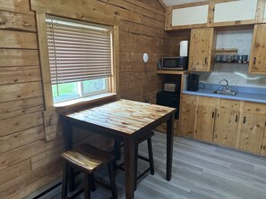 Mikrobølgeovn, kokeplater, kaffetrakter/tekoker og brødrister