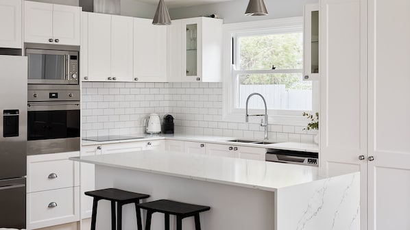 Fridge, microwave, oven, stovetop - Austin Cottage - 1 bed option - Pet Friendly! (The Junction)