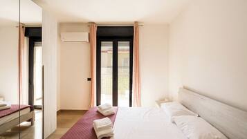 Appartement, balcon, vue mer | 2 chambres, espace de travail pour ordinateur portable