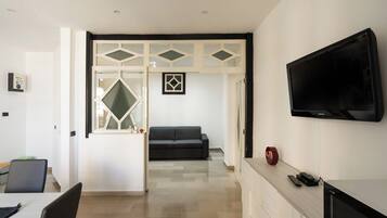 Appartamento, balcone, vista mare | Area soggiorno | TV a schermo piatto 32 pollici con canali via cavo