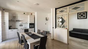 Appartement, balcon, vue mer | Cuisine privée | Cafetière/bouilloire, réfrigérateur, micro-ondes, four