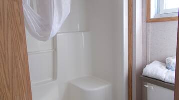 Appartement Confort, vue sur le jardin | Salle de bain | Douche, pomme de douche hydromassante, serviettes fournies, savon