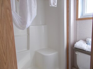 Comfort Apartment, Garden View | Bathroom | Shower, hydromassage showerhead, towels, soap - Arctic Homestead (Mayo)