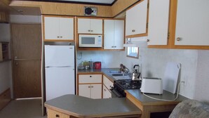 Căn hộ tiện nghi đơn giản, quang cảnh vườn | Bếp riêng | Dụng cụ pha cà phê/trà, tủ lạnh, lò vi sóng, lò nướng 