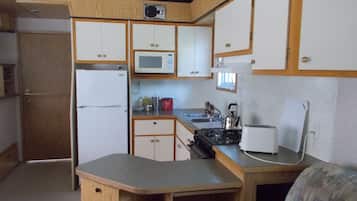 Comfort Apartment, Garden View | Dapur peribadi | Peti sejuk/penyejuk beku saiz penuh, ketuhar gelombang mikro, ketuhar