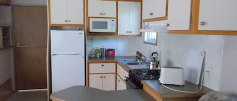 Comfort Apartment, Garden View | Dapur peribadi | Peti sejuk/penyejuk beku saiz penuh, ketuhar gelombang mikro, ketuhar