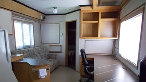 Căn hộ tiện nghi đơn giản, quang cảnh vườn | Khu phòng khách | TV màn hình phẳng 40-inch có truyền hình vệ tinh 