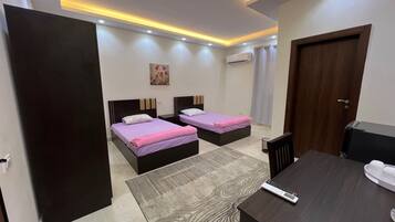 Basic Room | Desk, laptop workspace, free WiFi