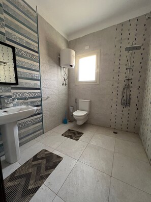 Deluxe Room | Bathroom | Shower, rainfall showerhead, bidet, towels - Villa 3 Studios (6th of October City)