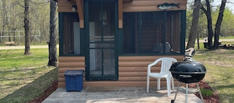 1 bedroom couple's cabin. Adorable screen porch looking out at Clear Lake.