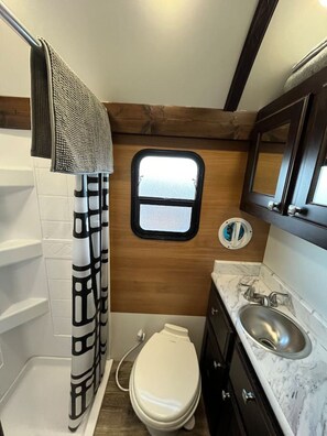 Shower, hair dryer, towels - The Sheep Camp at Wrich Ranches (Crawford)