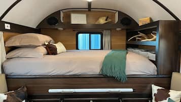 1 dormitorio, escritorio, cuna de viaje y ropa de cama