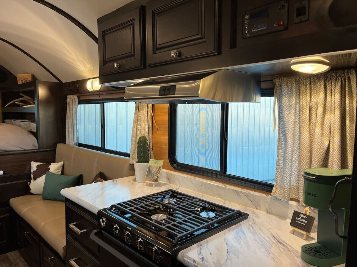 Ovn, kokeplater, kaffetrakter/tekoker og kjøkkenutstyr