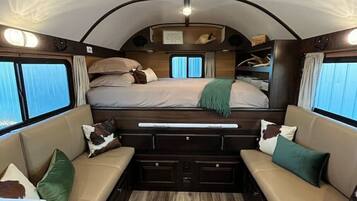 1 bedroom, desk, travel crib, bed sheets