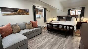 1 soverom, skrivebord, reiseseng for barn og wi-fi (inkludert)