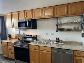 ثلاجة، ميكروويف، فرن، موقد طهي مسطح