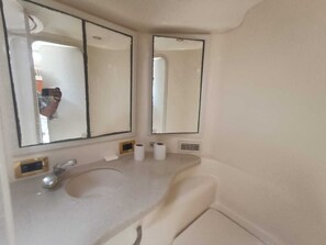 Basic Room, Canal View | Bilik Mandi