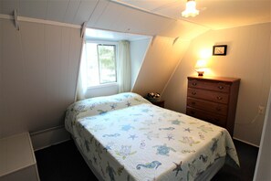 3 bedrooms, WiFi, bed sheets - Lyons Cottages - Cottage #4, 3BR Walk to the Beaches of Stanhope National Park! (Stanhope)