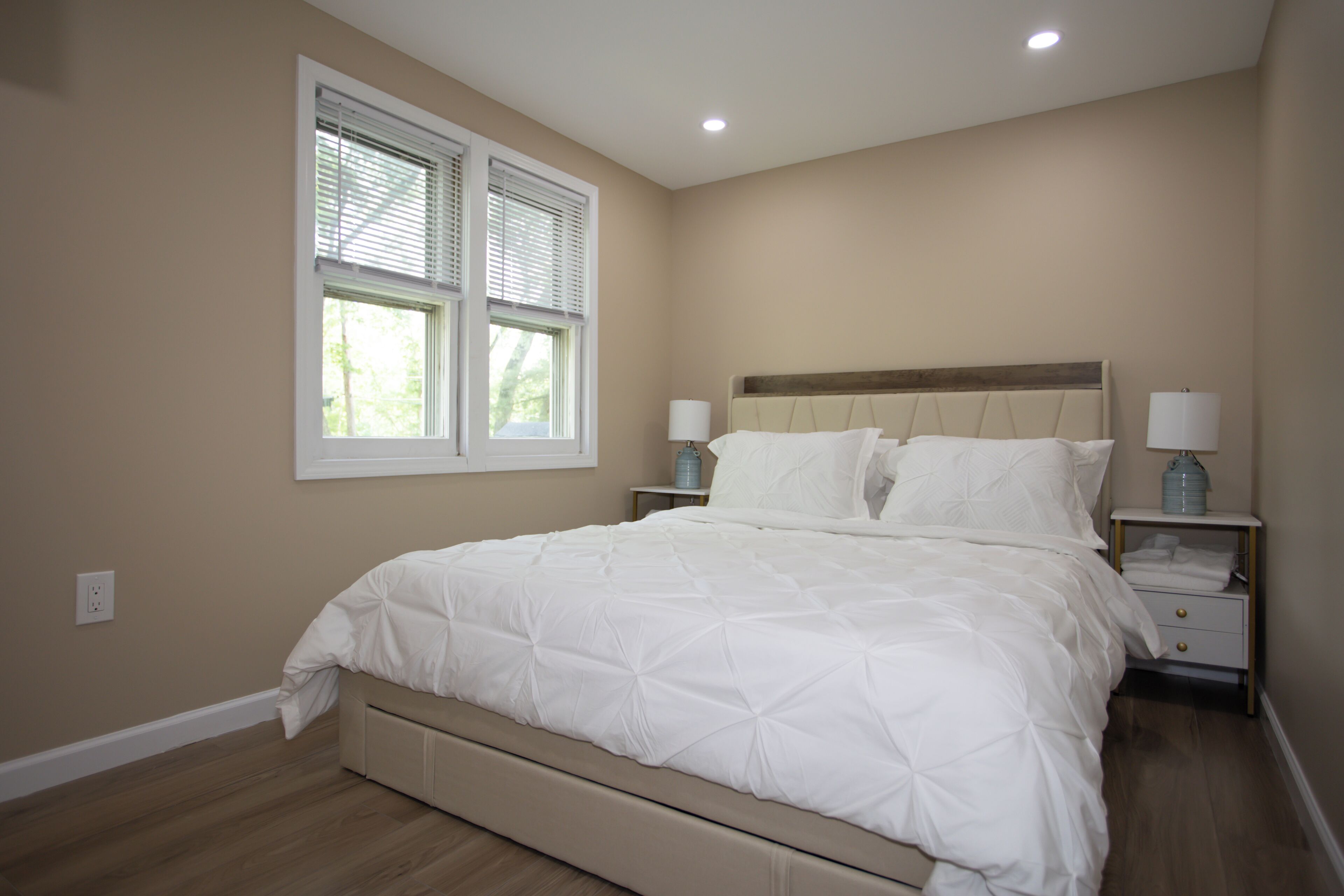 4 bedrooms, iron/ironing board, WiFi, bed sheets