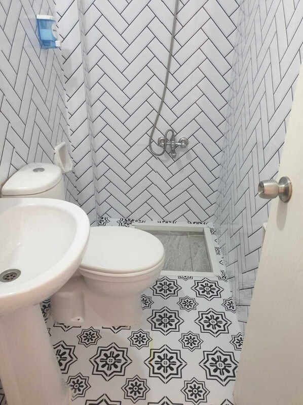 Deluxe Twin Room, 1 Double Bed, Sea View | Bathroom - Hotel Acar (Istanbul)