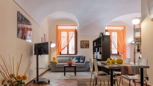 Un salon comprenant un canapé, une table basse et un coin repas avec des chaises et une table.