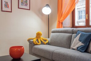 32-inch flat-screen TV with cable channels, fireplace - Turin Central Loft Carignano by Wonderful Italy (Turin)