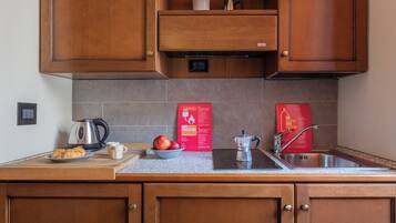 Tủ lạnh, lò vi sóng, bếp nấu, dụng cụ pha espresso